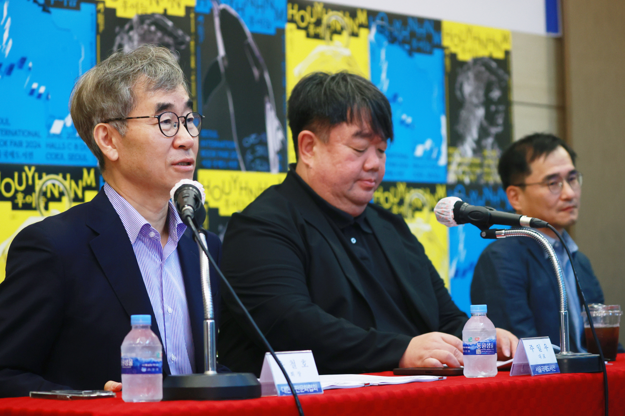 From left, Korean Publishers Association Chairman Yoon Chul-ho, SIBF CEO Joo Iroo and novelist Kim Yeon-su attend a press conference for the Seoul International Book Fair at the Korean Publishers Association in Jongno-gu, Seoul, on Wednesday. (Yonhap)