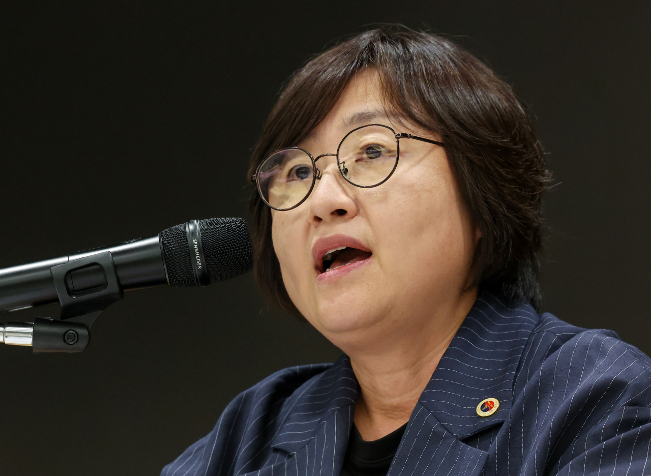 Choi Anna, the Korean Medical Association's spokesperson, speaks to reporters at a briefing held at the association's headquarters in Yongsan-gu, central Seoul, Thursday. (Yonhap)