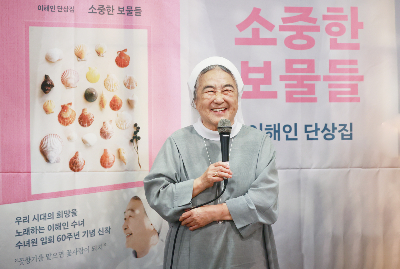 Poet and nun Lee Hae-in speaks during a press conference at the Franciscan Education Center in Seoul, Tuesday. (Yonhap)