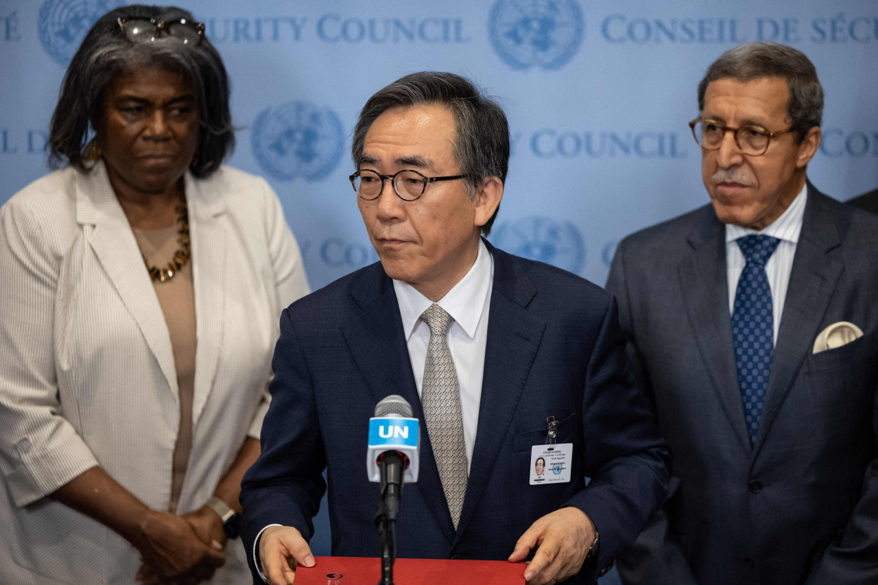 South Korean Foreign Minister Cho Tae-yul, center, alongside US Ambassador to the United Nations Linda Thomas-Greenfield, left, speaks during a press conference ahead of a UN Security Council meeting on the impacts of cyber threats on international peace and security at UN headquarters on Thursday, in New York. (AFP-Yonhap)