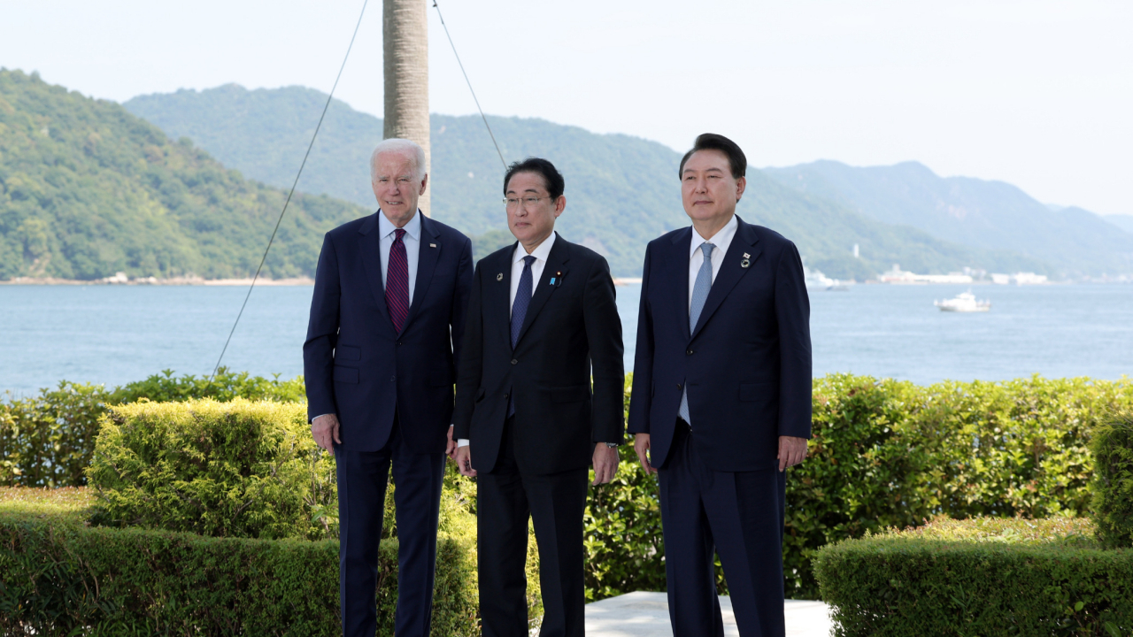 South Korean President Yoon Suk Yeol (right), US President Joe Biden (left) and Japanese Prime Minister Fumio Kishida talk ahead of their trilateral meeting on the sidelines of the Group of Seven summit in Hiroshima, Japan. (Pacific Forum)