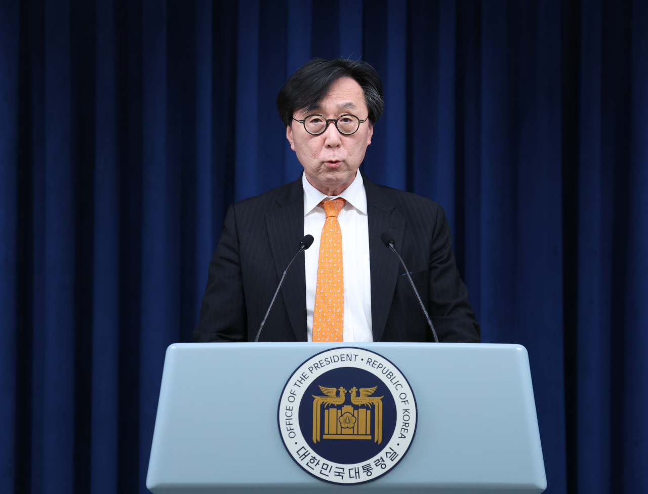National security adviser Chang Ho-jin gives a briefing at the presidential office in Seoul on Thursday, regarding the Treaty on Comprehensive Strategic Partnership signed between North Korean leader Kim Jong-un and Russian President Vladimir Putin in Pyongyang the previous day. (Yonhap)