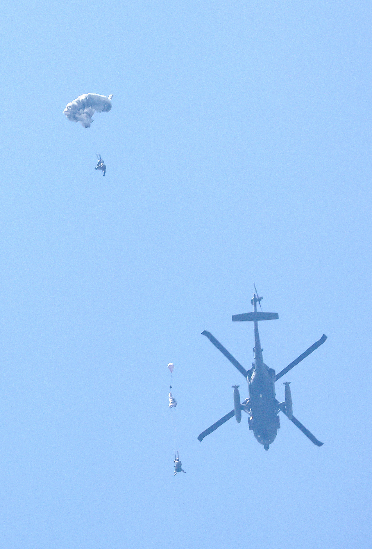 Troops from the 707th Special Mission Group conduct an airborne infiltration exercise above the training grounds of the National Counter-terrorism Training Center in Gwangju, Gyeonggi Province, on Thursday. (Republic of Korea Army)
