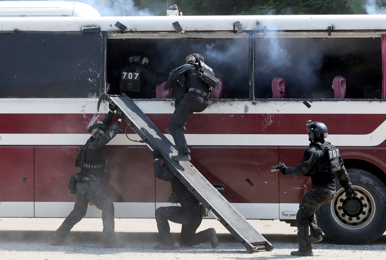 Troops from the 707th Special Mission Group perform an exercise simulating a bus bombing terrorist attack at the National Counter-terrorism Training Center in Gwangju, Gyeonggi Province, on Thursday. (Republic of Korea Army)