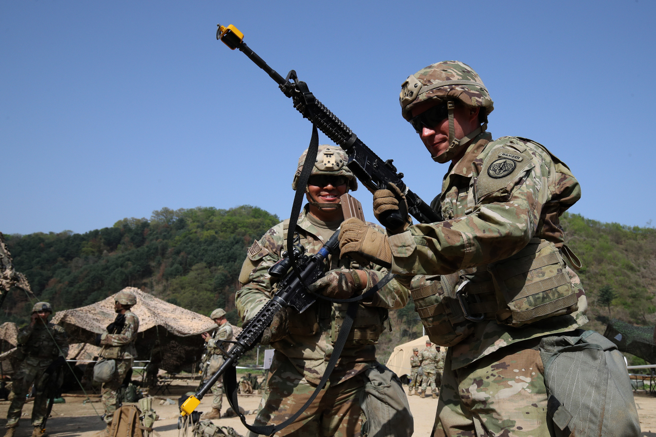 US soldiers from the Eighth Army participate in the Expert Soldier, Infantry, and Medic Badge (E3B) competition at the Rodriguez Live Fire Complex on Apr. 19 in Pocheon. (Getty Images)