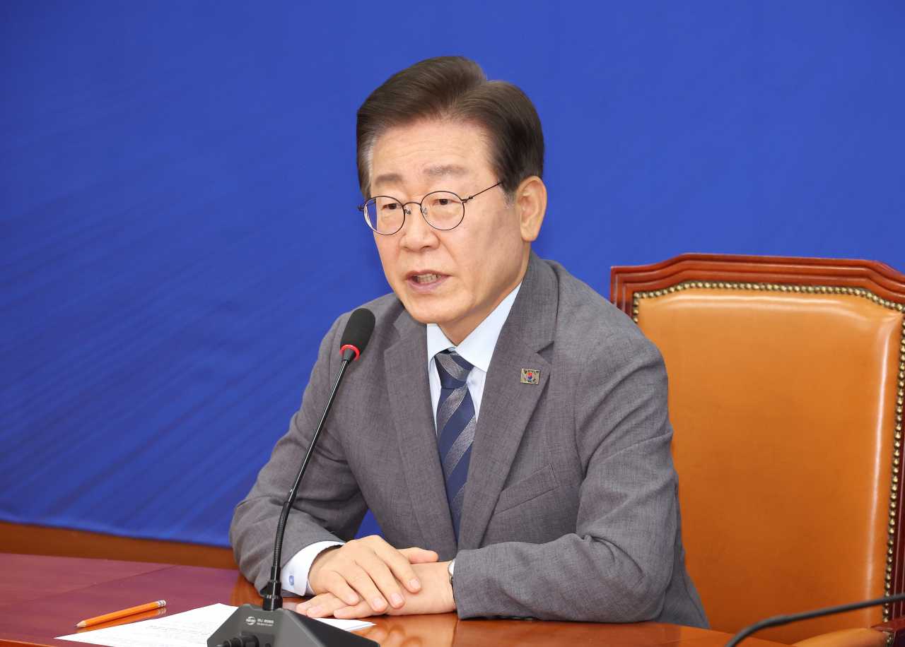 Democratic Party of Korea Rep. Lee Jae-myung announces his resignation as the party's chair at the National Assembly in Yeouido, western Seoul on Monday. (Yonhap)