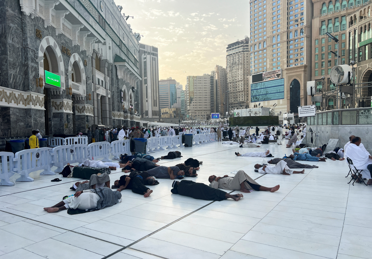 Pilgrims rest at the Grand Mosque, ahead of the annual haj pilgrimage, in Mecca, Saudi Arabia, Jun. 9. (Reuters-Yonhap)