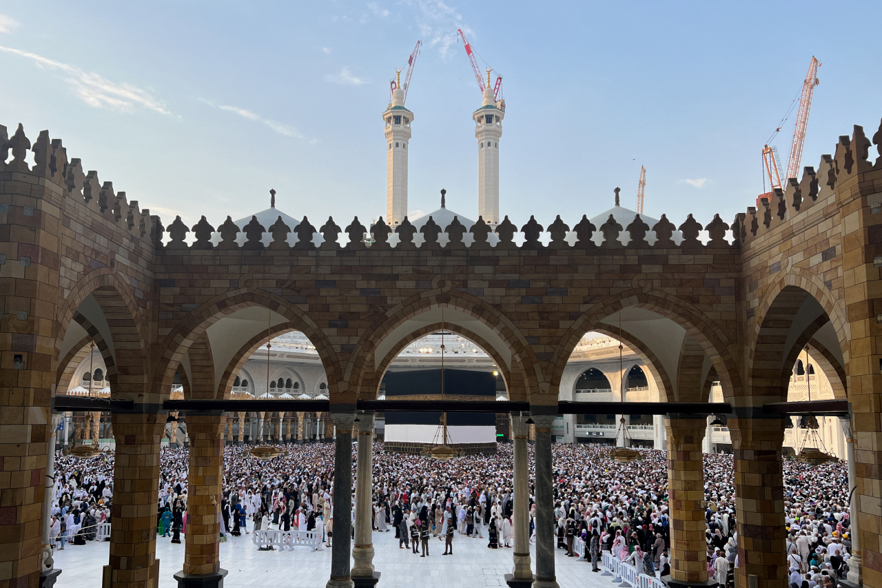 Muslim pilgrims circle the Kaaba as they perform Tawaf at the Grand Mosque, during the annual Hajj pilgrimage, in Mecca, Saudi Arabia, Jun. 18. (Reuters-Yonhap)