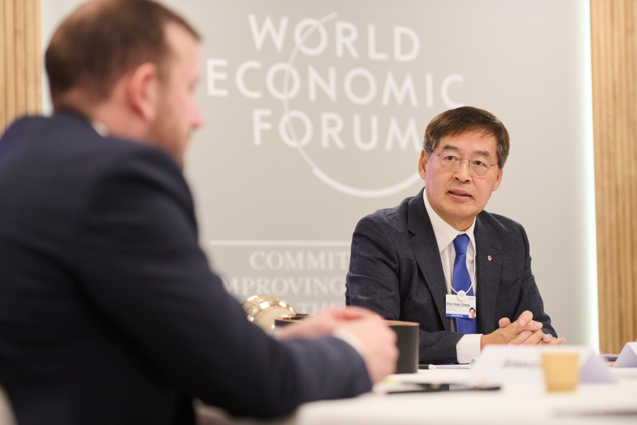 LG Chem Vice Chairman and CEO Shin Hak-cheol (right) attends the World Economic Forum in Davos, Switzerland, in January. (LG Chem)