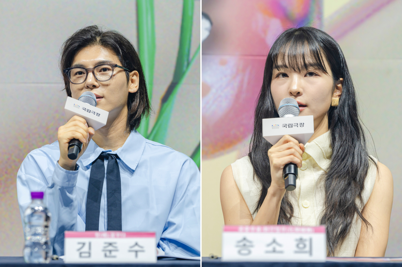Pansori singer Kim Jun-su (left) and Gyeonggi minyo folk singer Song So-hee speak during a press conference held at the National Theater of Korea's Haneul Round Theater on June 5. (NTOK)