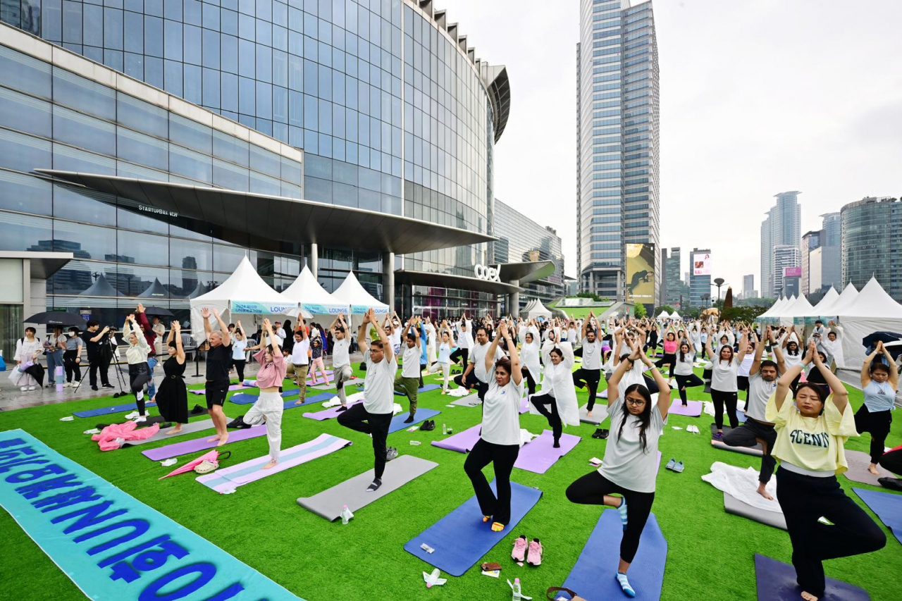 Attendees practice Yoga at International Day of Yoga organized by Indian Embassy in Seoul in Gangnam-gu, Seoul on Saturday.(Indian Embassy in Seoul)
