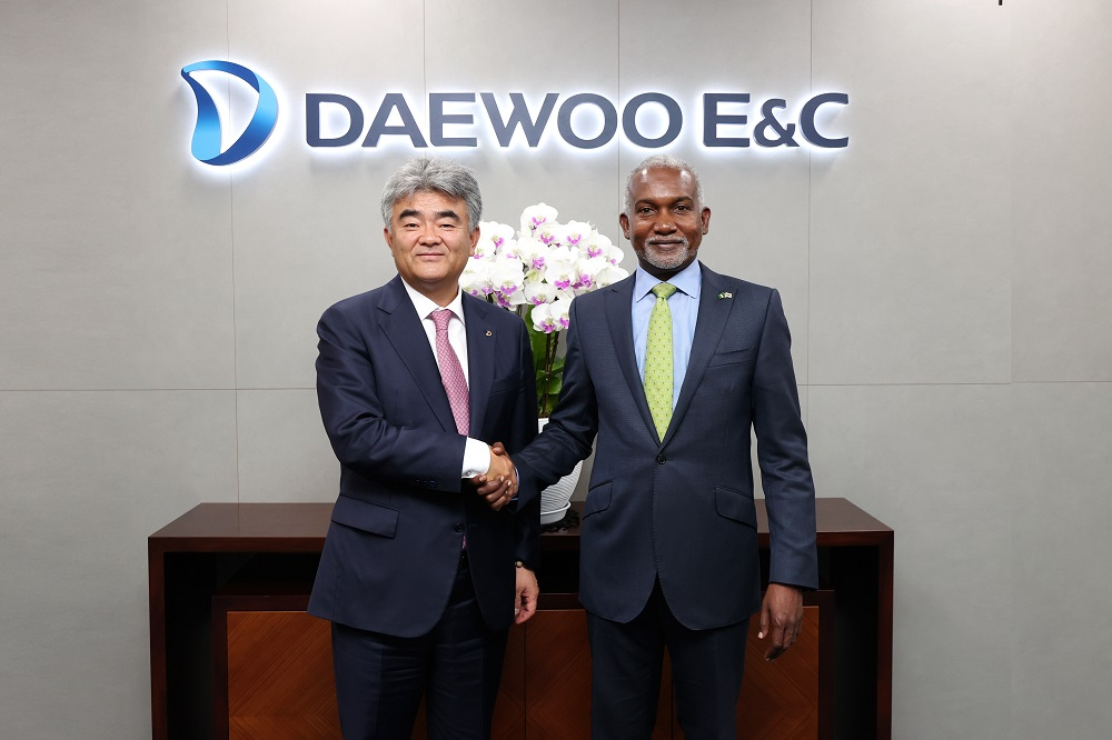 Daewoo E&C Chairman Jung Won-ju (left) and Nigeria's Minister of Foreign Affairs Yusuf Maitama Tuggar pose for a photo after a meeting held in central Seoul on June 3. (Daewoo E&C)