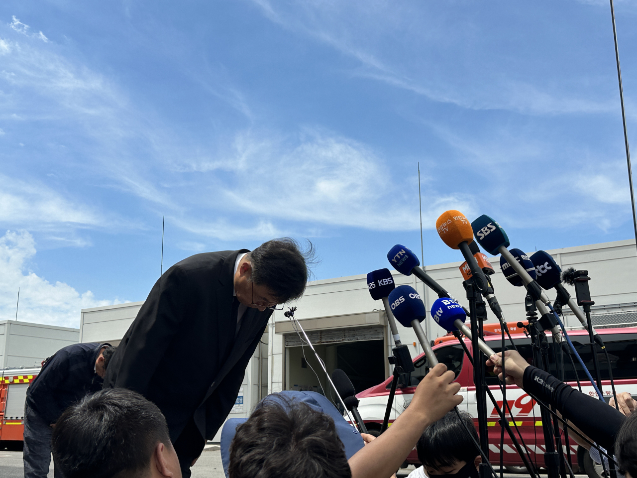 Park Soon-kwan, CEO of Aricell, bows before offering condolences to the workers who were killed and apologizing to those affected during a press briefing on Tuesday. (Lee Jung-joo/The Korea Herald)