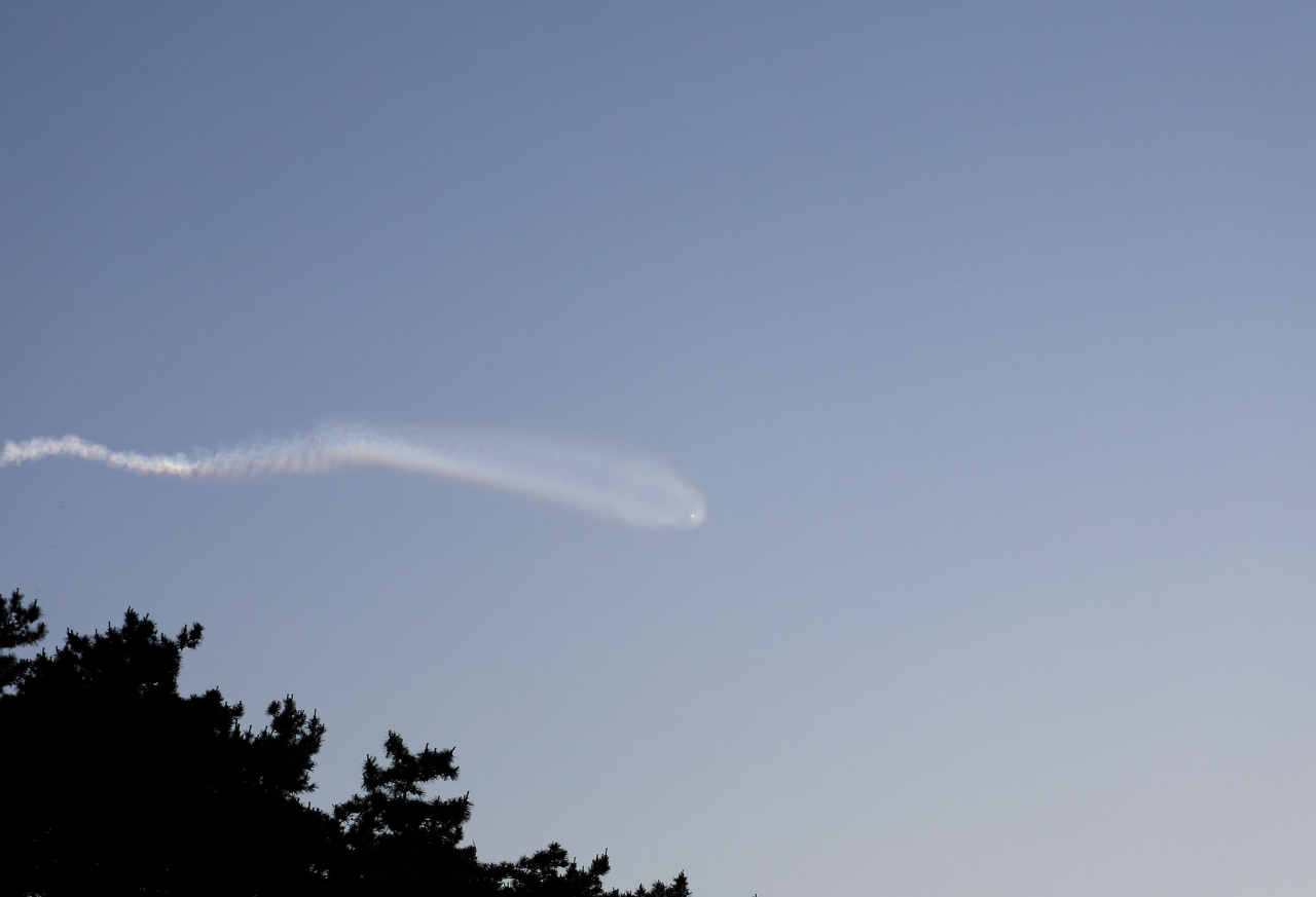 A suspected North Korean ballistic missile trail is seen stretching across the sky over the Yellow Sea on Wednesday. The Joint Chiefs of Staff said North Korea had launched an unidentified ballistic missile into the East Sea, but it is presumed to have failed. (Yonhap)