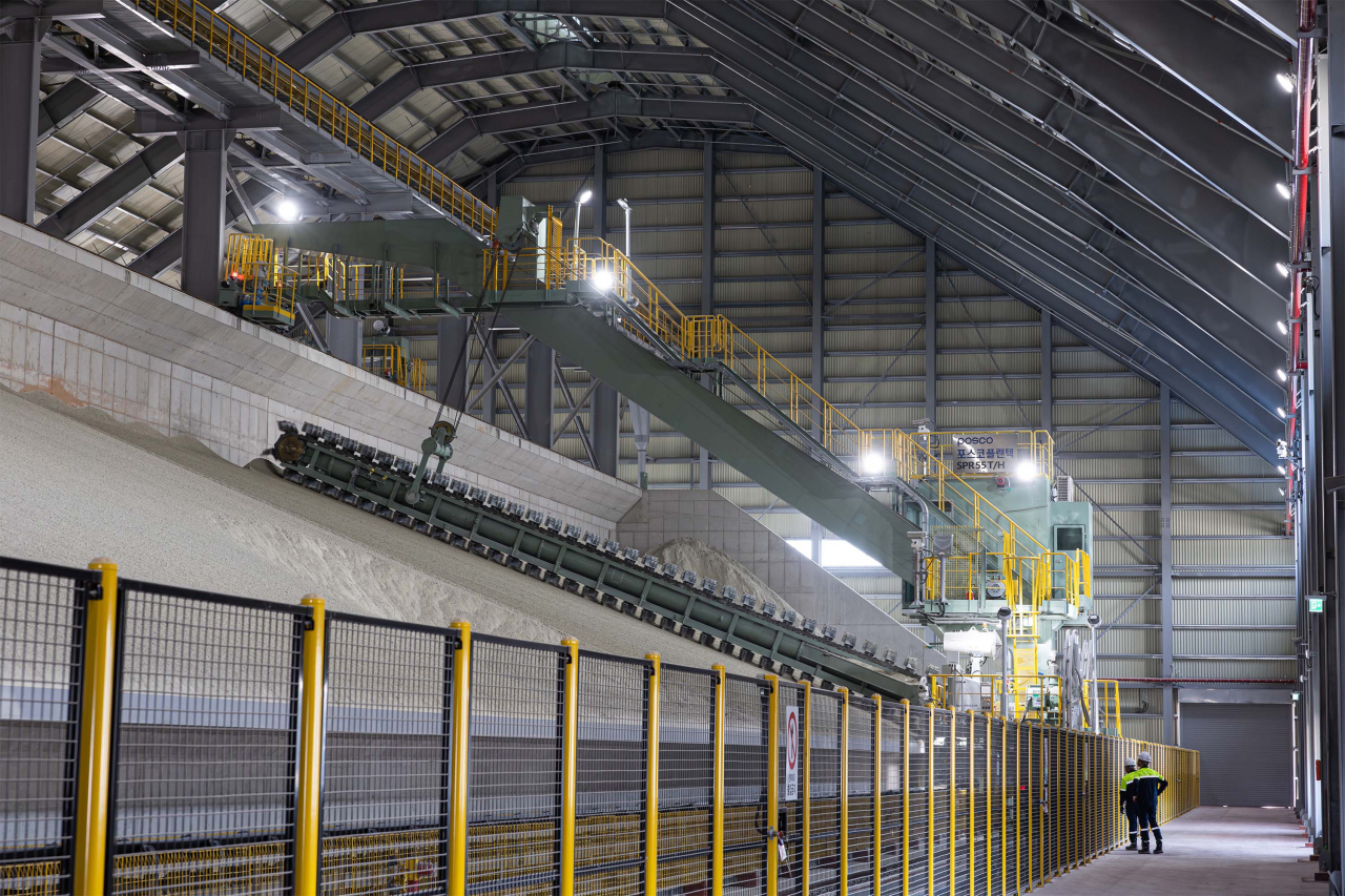 Lithium ore powder, brought from Pilbara Minerals' mine in Australia, is stored in a 15,000-ton capacity warehouse of Posco Pilbara Lithium Solution. (Posco)