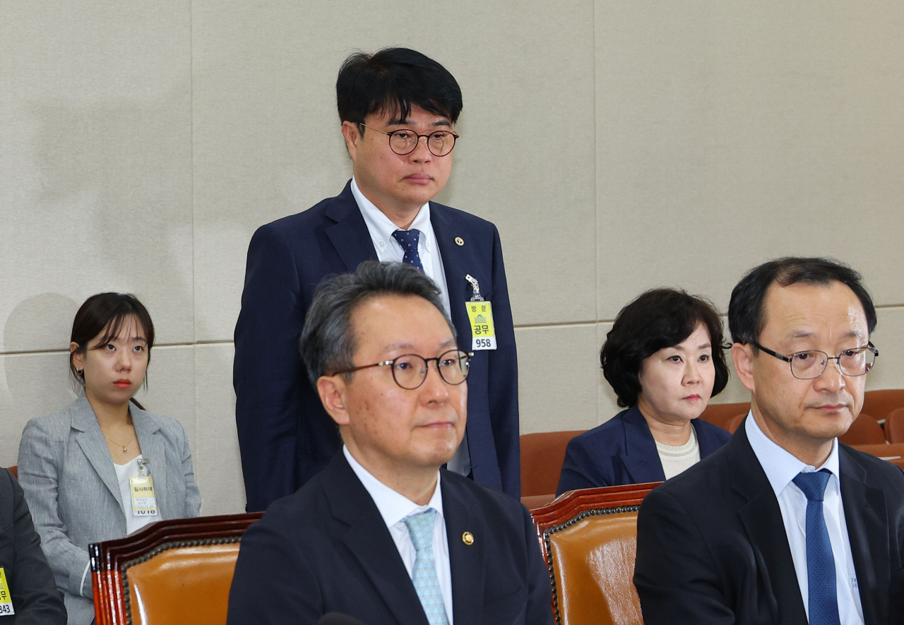 Second Vice Health Minister Park Min-soo (left, first row) and Lim Hyun-taek (second row, center) attend the National Assembly's health and welfare committee's hearing on Wednesday. (Yonhap)