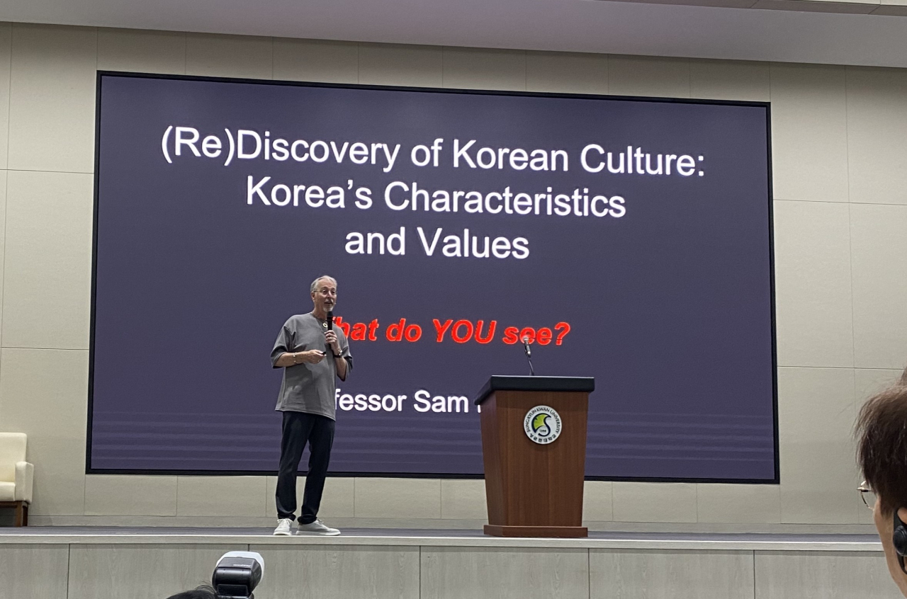 Professor Sam Richards gives a speech at Sungkyunkwan University, Seoul on Tuesday. (Lim Jae-seong/The Korea Herald)