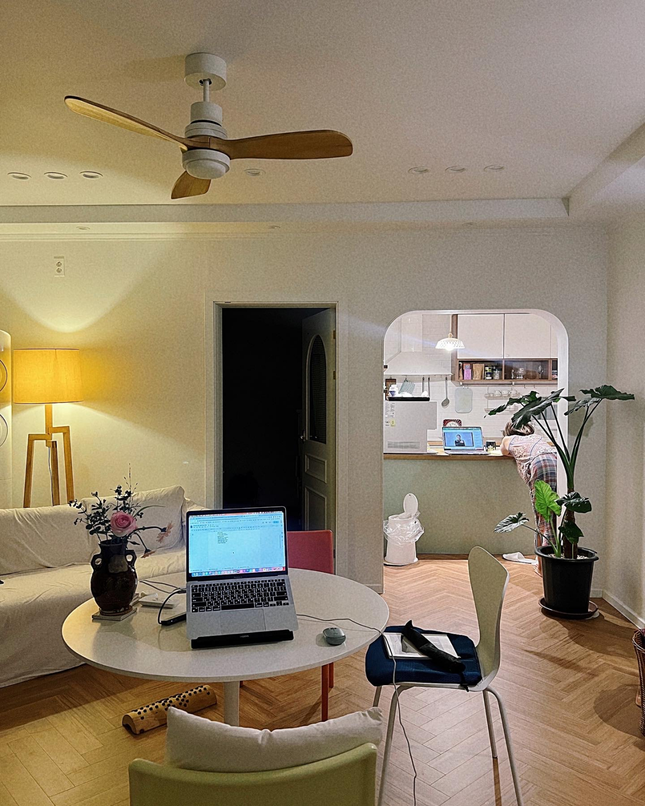 The interior of YouTuber Seen Aromi's home in Gyeonggi Province (Seen Aromi)