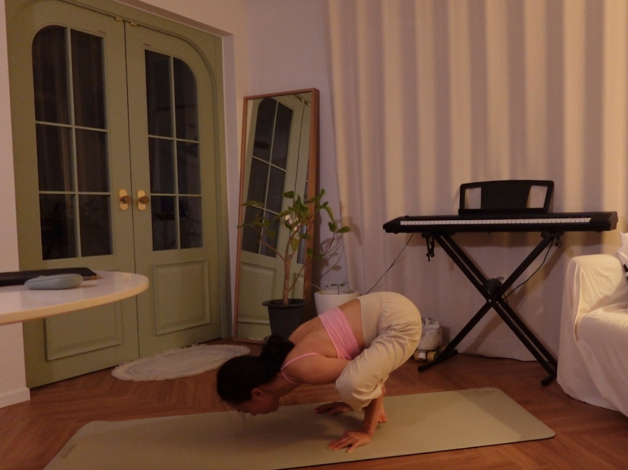 YouTuber Seen Aromi does yoga at home in Gyeonggi Province. (Seen Aromi)
