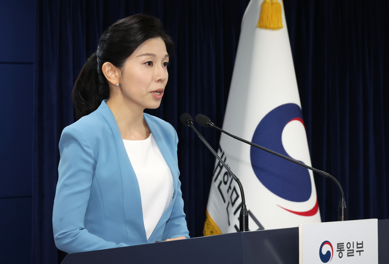 This photo, taken on Friday, shows Kim In-ae, deputy spokesperson at Seoul's unification ministry, speaking at a regular press briefing at the government complex building (Yonhap)