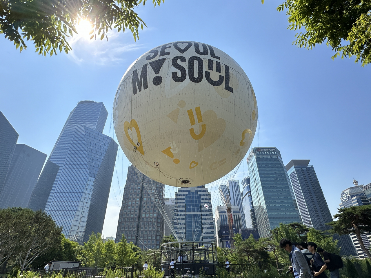 Seouldal, a tethered helium balloon ride soon to be operated by the Seoul Metropolitan Government, sits on Yeouido Park in Yeouido, western Seoul, Friday. (Lee Jung-joo/The Korea Herald)