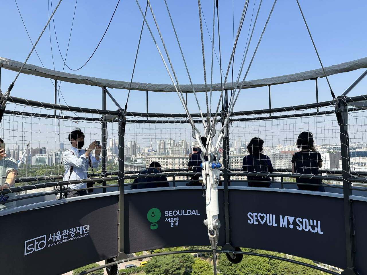 The press ride Seouldal, a tethered helium balloon ride soon to be operated by the Seoul Metropolitan Government near Yeouido, western Seoul, Friday. (Lee Jung-joo/The Korea Herald)