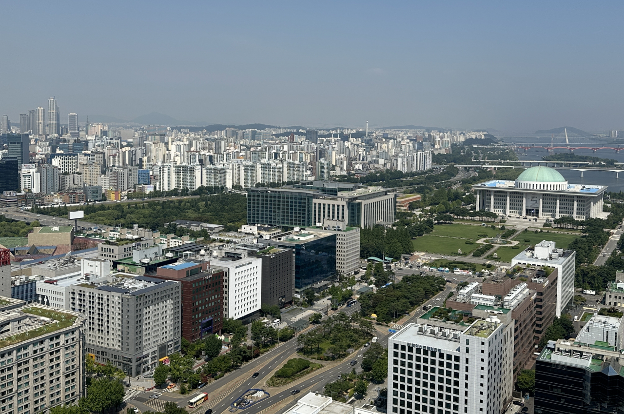 The view of the National Assembly Building in Yeouido, western Seoul, on Seouldal, a tethered helium balloon ride soon to be operated by the Seoul Metropolitan Government (Lee Jung-joo/The Korea Herald)