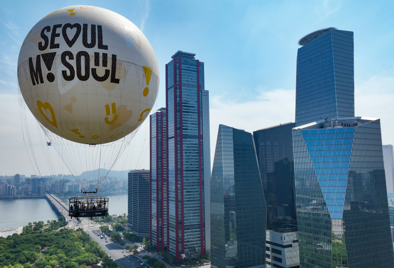 Seouldal, a tethered helium balloon ride soon to be operated by the Seoul Metropolitan Government, floats above Yeouido, western Seoul, Friday. (Yonhap)