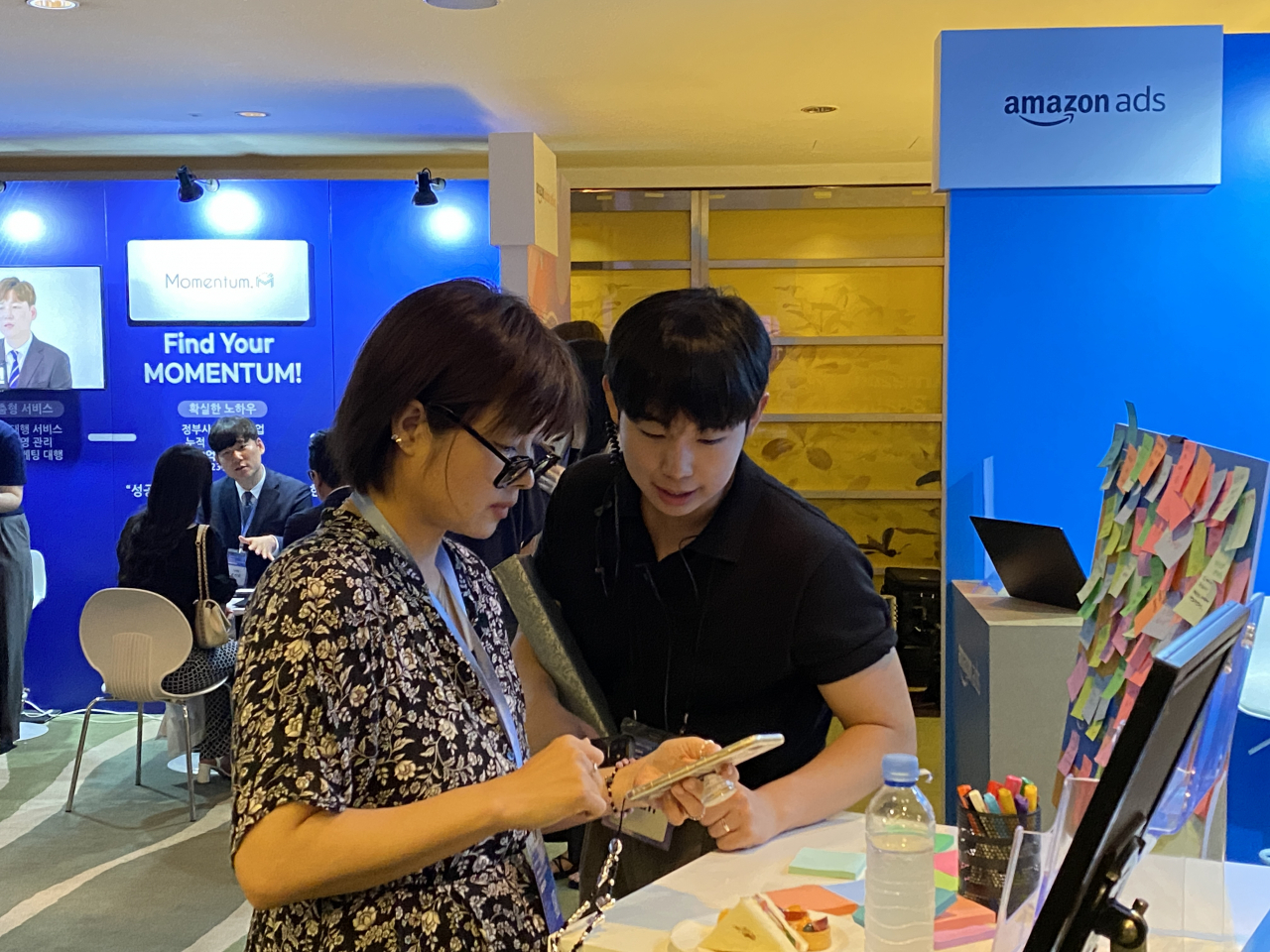 An Amazon staff member instructs a visitor on selling strategy programs at the Amazon K-Beauty Conference at a Seoul hotel on Thursday. (Hwang Joo-young/The Korea Herald)