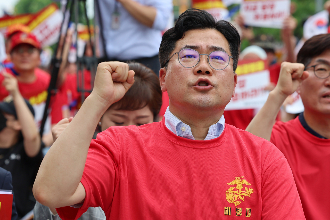 Rep. Park Chan-dae, acting chair of the Democratic Party of Korea, attends a rally of Marine Corps reserves while clad in a Marine Corps red T-shirt in Seoul on Saturday. (Yonhap)