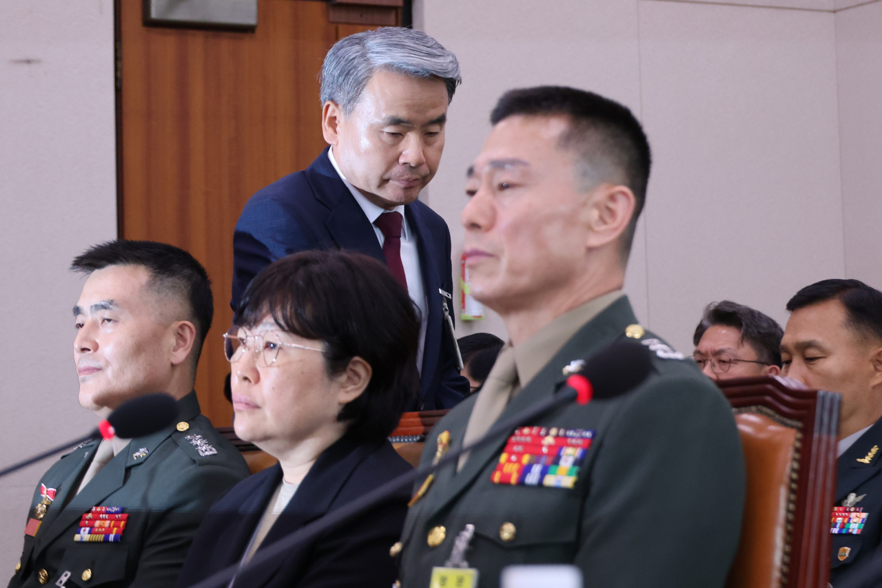 Ex-defense minister Lee Jong-sup walks behind witnesses of the state interference scandal over Marine Cpl. Chae Su-geun's death investigation, including the then-investigator Col. Park Jung-hun (left, front row) and Lim Seong-geun (third from left, front row), former commander of the 1st Division of the Marine Corps during a parliamentary hearing at the National Assembly held on June 21. (Yonhap)