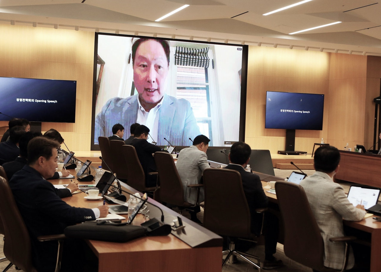SK Group Chairman Chey Tae-won (on screen) and the group's top executives attend a strategy meeting at a research center in Icheon, Gyeonggi Province, Friday. (SK Group)