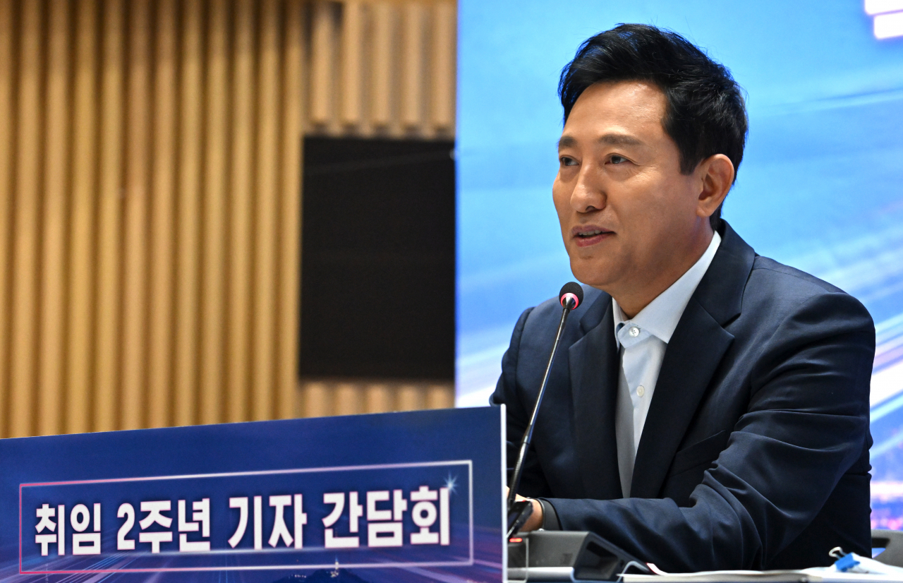 Seoul Mayor Oh Se-hoon speaks during a press conference at City Hall in Seoul on Monday. (Im Se-jun/The Korea Herald)