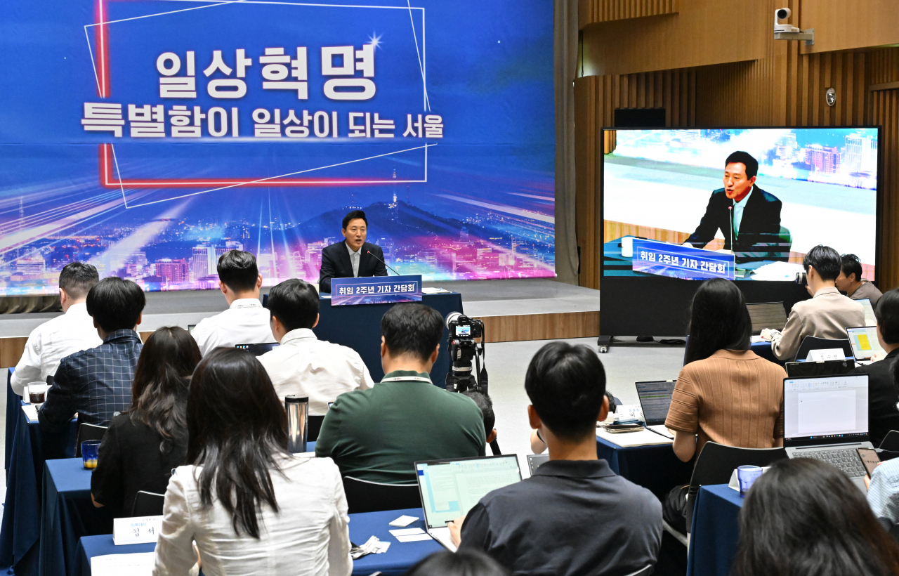 Seoul Mayor Oh Se-hoon (at podium) speaks during a press conference at City Hall in Seoul on Monday. (Im Se-jun/The Korea Herald)