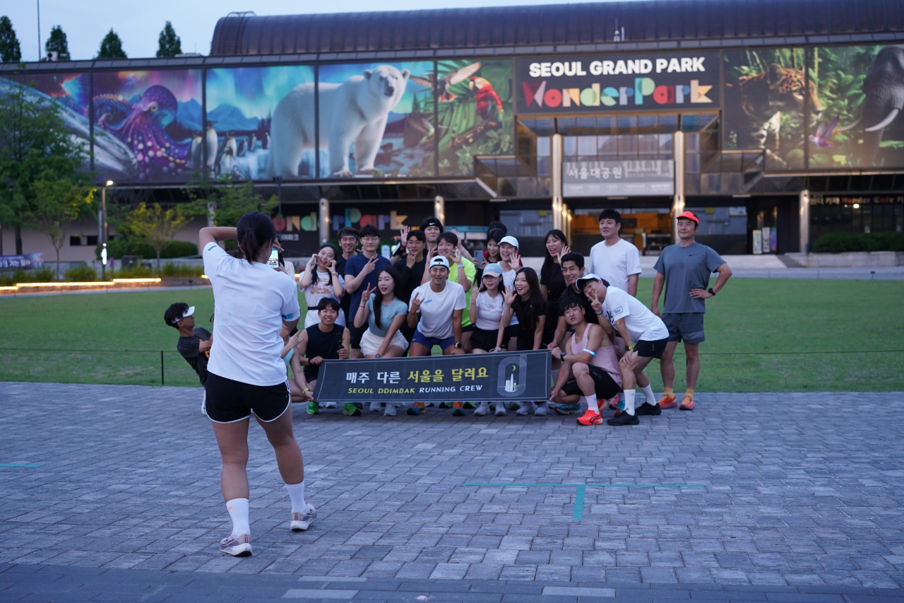 Seoul Ddimbak members pose for photos before their run at Seoul Grand Park in Gwacheon, Gyeonggi Province, on June 12. (Lee Si-jin/The Korea Herald)