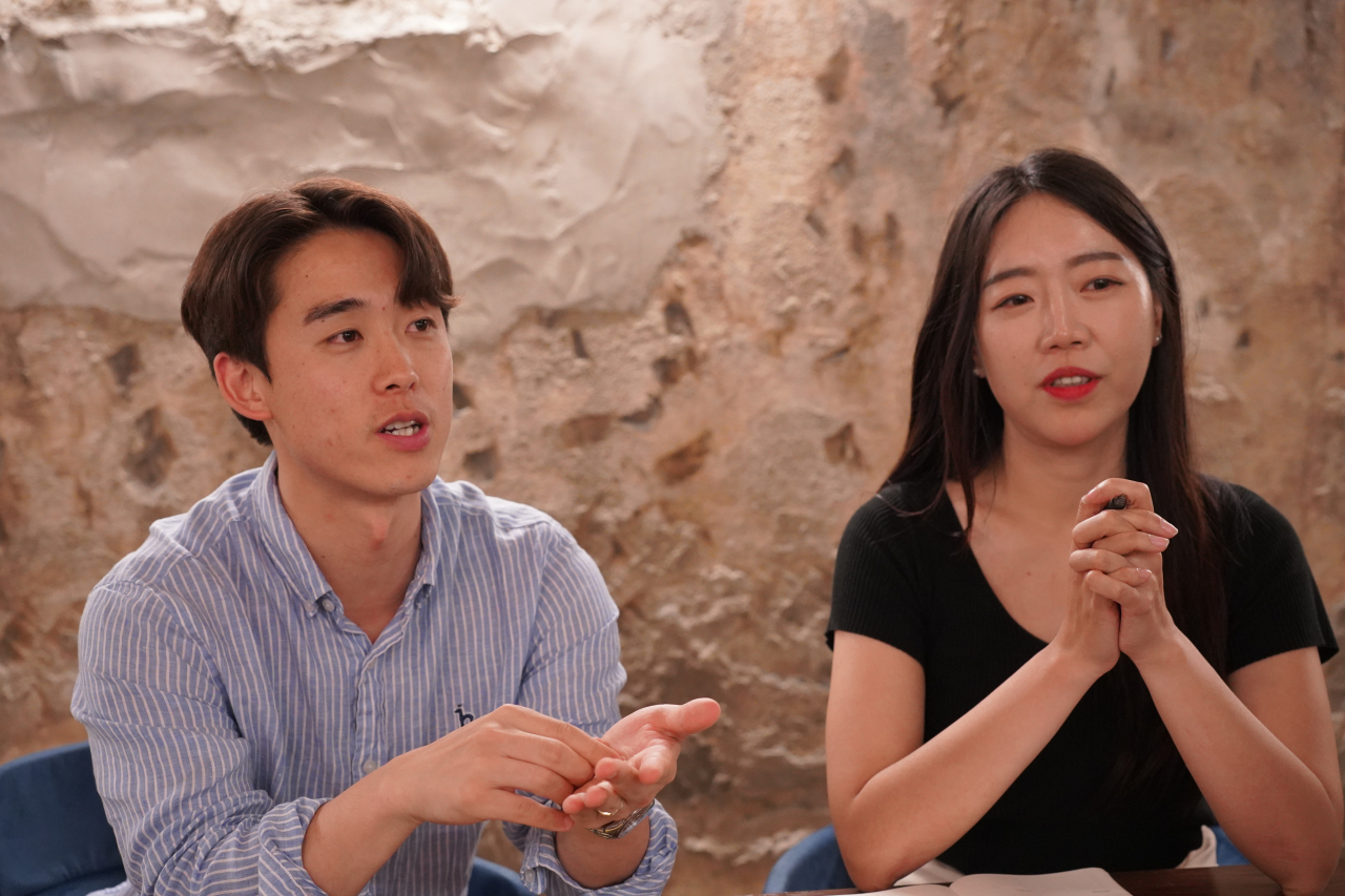 Seoul Ddimbak organizer Lee Sung-moon (left) and crew member Kim Hee-youn share their running crew experience in a recent interview with The Korea Herald at a cafe in Gwanak-gu, southern Seoul. (Lee Si-jin/The Korea Herald)