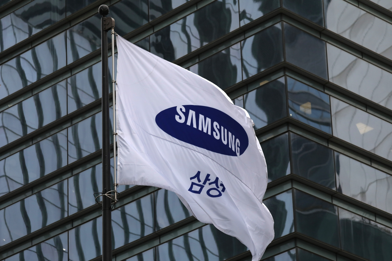 A Samsung flag flies outside the company office in Seoul. (Getty Images)
