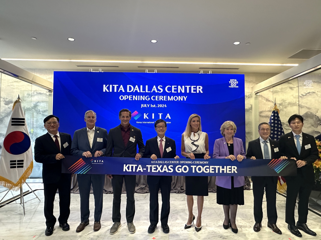 KITA Chairman Yoo Jin-sik (fourth from left), Mayor of Plano, Texas John B. Muns (second from left), and other officials from South Korea and the US pose for a photo to celebrate the opening of KITA’s new US office in Dallas, Texas on Monday. (KITA)