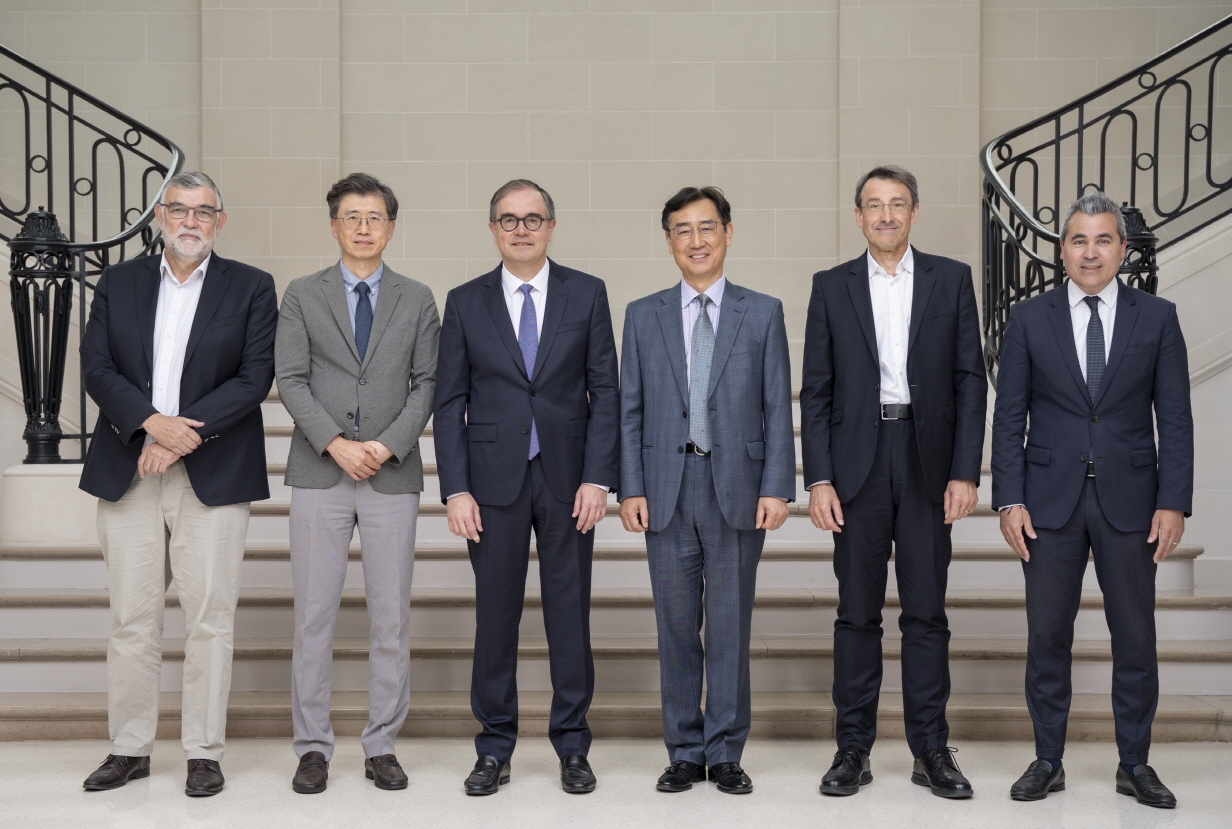 Francois Provost (center left), chief procurement and partnerships officer at Renault Group, and Seo Won-jun (center right), vice president and head of the automotive battery department from LG Energy Solution, alongside other key executives, pose for a photo after a deal signing event at the French carmaker's headquarters in Pais on Monday. (LG Energy Solution)