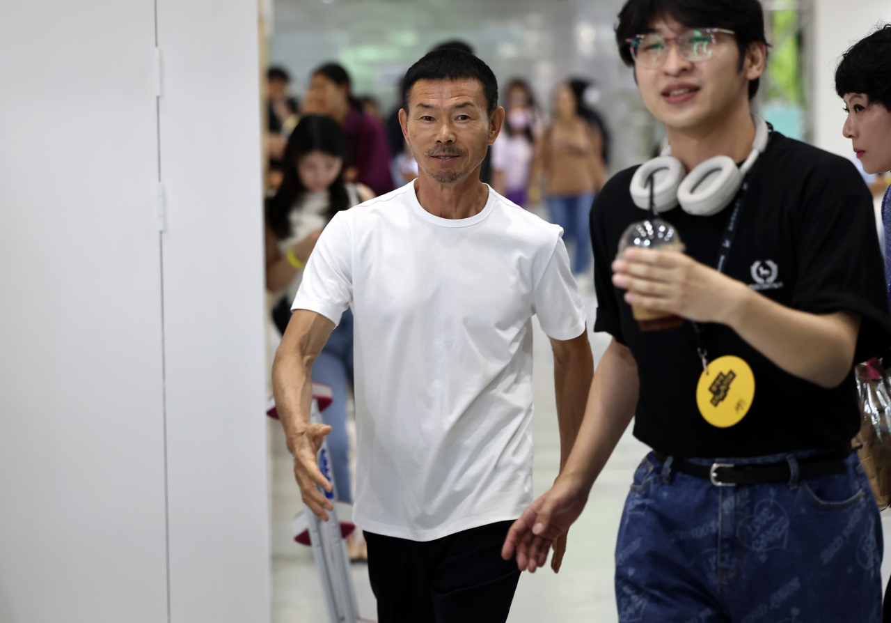 Son Woong-jung, father of South Korean football star Son Heung-min and director of Son Football Academy, holds a book signing event in Seoul on Jun. 26. (Yonhap)