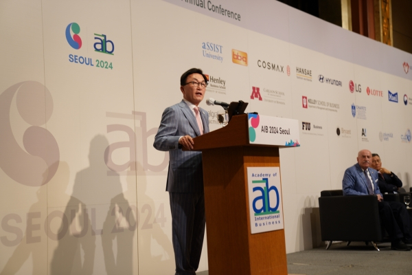 Mirae Asset Financial Group Chairman Park Hyeon-joo delivers his keynote speech at the opening plenary of the 2024 Annual Conference of the Academy of International Business held at a Seoul hotel on Wednesday. (Mirae Asset Financial Group)