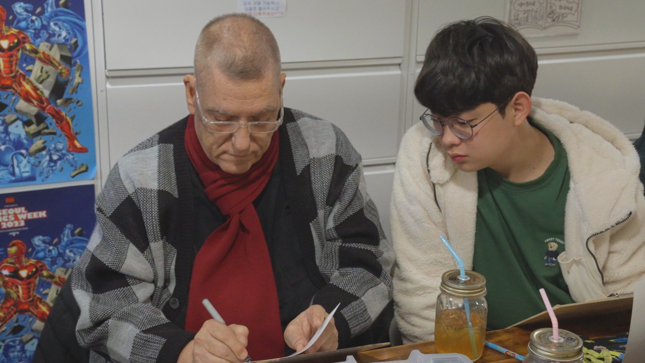 Bob Layton mentors a student at a Drink and Draw event in Seoul. (Bae Bum-jun/The Korea Herald)