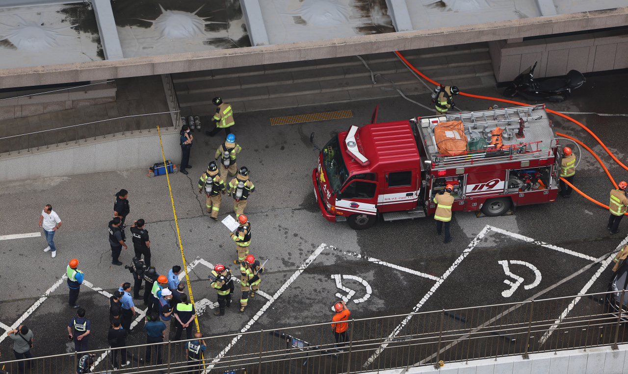 Firefighters are working to extinguish a fire that broke out at the Korail headquarter in Yongsan-gu, Seoul on Saturday. (Yonhap)