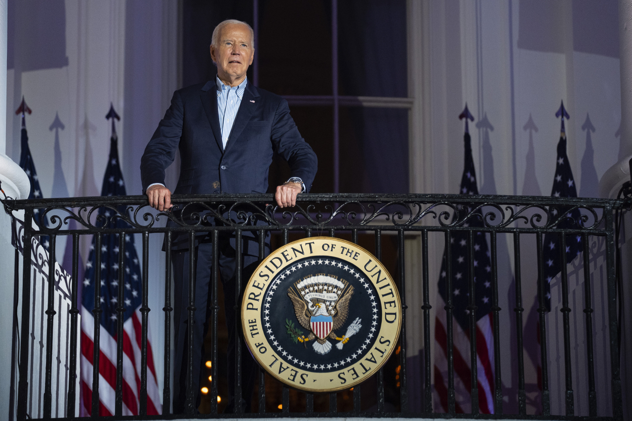 President Joe Biden waits for the start of the Independence Day firework display over the National Mall from the balcony of the White House in Washington on Thursday. (AP-Yonhap)