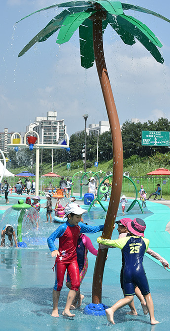 Children play on a splash pad at Jungang Water Park in eastern Seoul. (Jungnang-gu District)