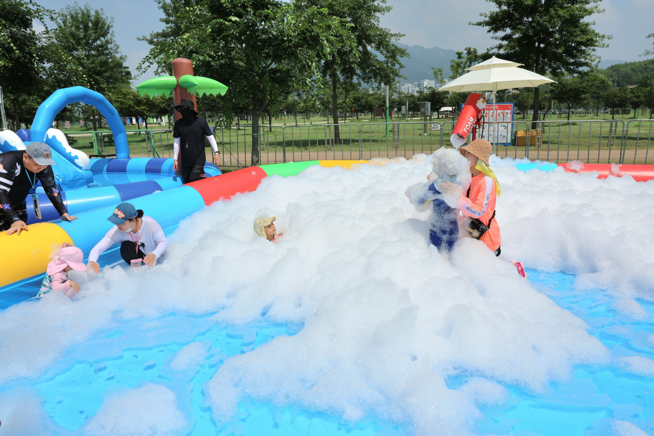 Children play in a bubble pool at Hwangsan Park in Yangsan, South Gyeongsang Province. (Yangsan City)