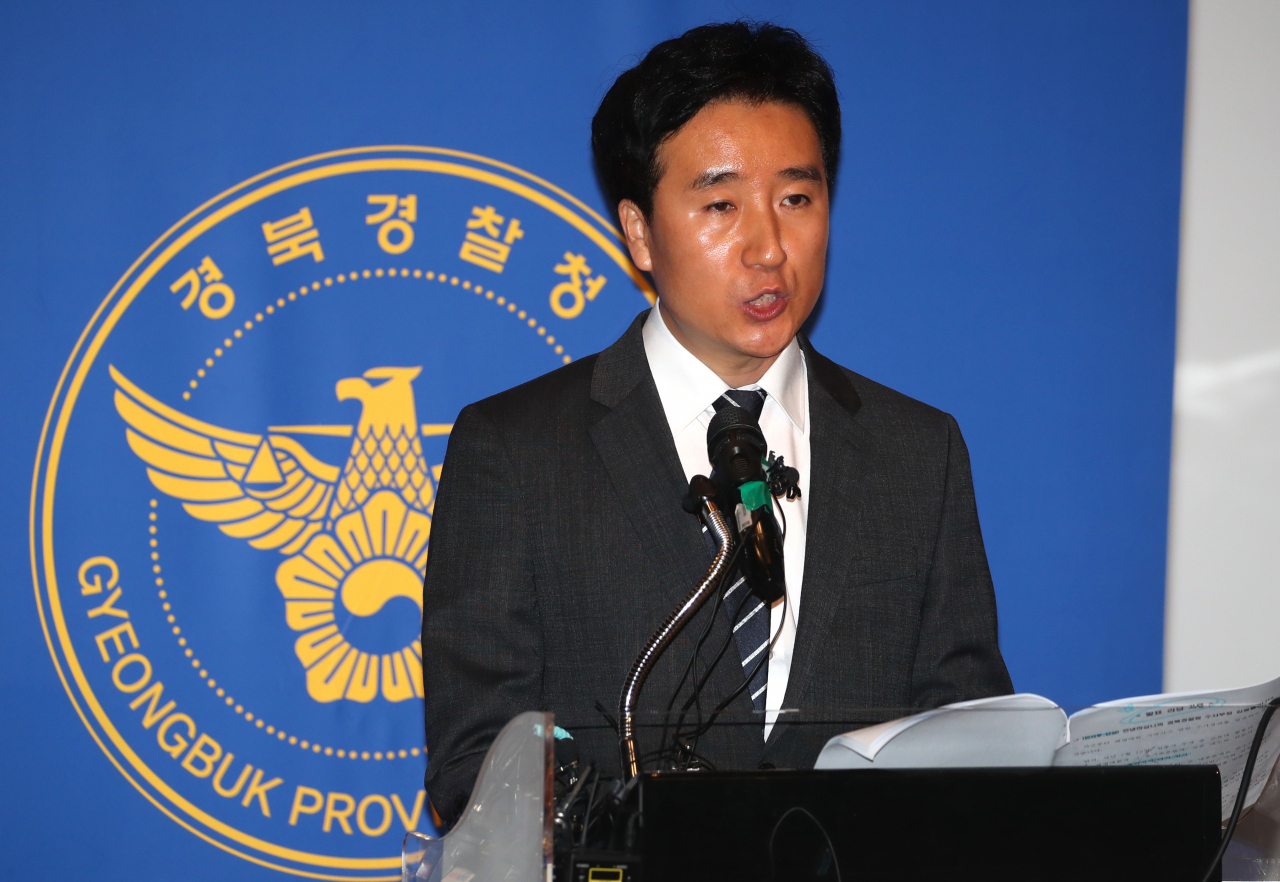 Kim Hyung-ryul, a senior official at the Gyeongbuk Provincial Police Agency in Andong, about 190 kilometers southeast of Seoul, announces the result of an investigation into a Marine's death during a search operation, at a press briefing on Monday. (Yonhap)