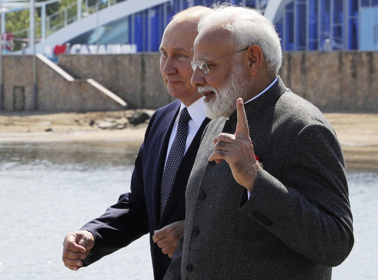 Russian President Vladimir Putin (left) and Indian Prime Minister Narendra Modi walk during their meeting ahead of the Eastern Economic Forum at the Russky Island, in Vladivostok, Russia, on Sept. 4, 2019. (AP)