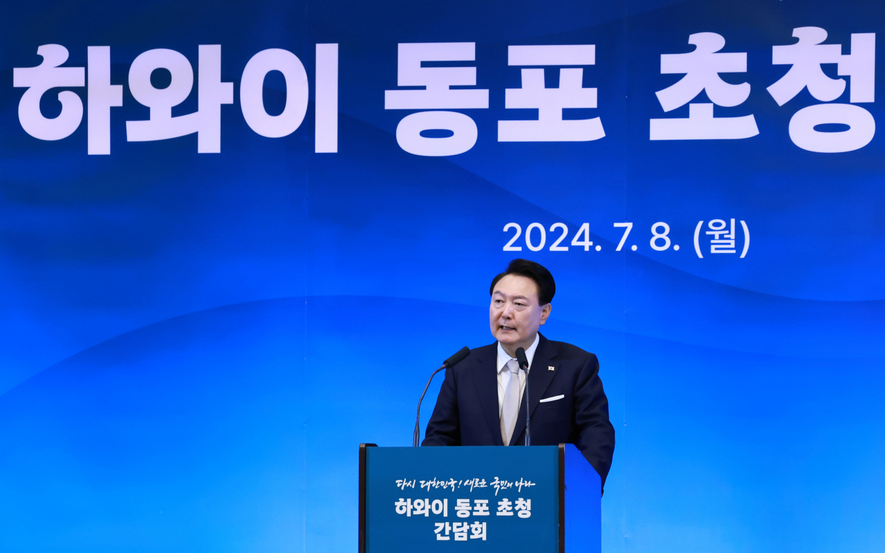 President Yoon Suk Yeol gives an address during a meeting with ethnic Koreans at the Sheraton Waikiki hotel in Honolulu, Hawaii, on Monday. (Yonhap)