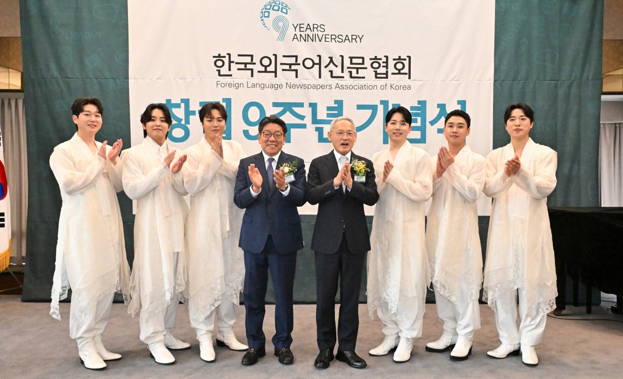 Culture Minister Yu In-chon (fourth from right) and Herald Corp. CEO Choi Jin-young (fifth from right) pose for a photo with Uangel Voice at a ceremony marking the ninth anniversary of the Foreign Language Newspapers Association of Korea at the Korea Press Center in Seoul on Tuesday. (Im Se-jun/The Korea Herald)